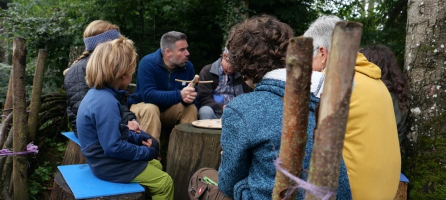 Alle lauschen aufmerksam: Naturpädagoge Marcel Schriber erzählt eine Geschichte über die Waschbären.